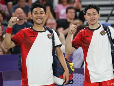 Ganda putra Fajar Alfian/Muhammad Rian Ardianto menjadi wakil Indonesia pertama dari cabor bulutangkis yang lolos ke perempatfinal Olimpiade Paris 2024 setelah mencetak kemenangan kedua atas wakil tuan rumah, Lucas Corvee/Ronan Labar 21-13, 21-10 dalam laga Grup C yang digelar di Porte De La Chapelle Arena, Paris, Senin (29/7/2024). Fajar/Rian masih akan menghadapi wakil India, Satwiksairaj Rankireddy/Chirag Shetty untuk menentukan posisi juara grup. Sementara di nomor ganda campuran, Rinov Rivaldy/Pitha Haningtyas Mentari dipastikan tersingkir dan gagal ke perempatfinal setelah pada laga terakhir Grup A ditaklukkan pasangan tuan rumah Thom Gicquel/Delphine Delrue 13-21, 15-21. (Dok. NOC Indonesia/Naif Muhammad Al'as)