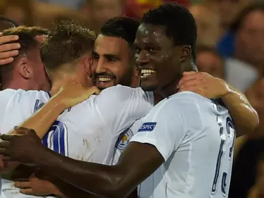 Gelandang, Riyad Mahrez melakukan selebrasi bersama rekan-rekannya usai mencetak gol kegawang Club Brugge pada Liga Champions grup G di Satdion Jan Breydel, Belgia, (15/9). Mahrez mencetak dua gol dan membawa Leicester menang 3-0. (Reuters/Eric Vidal)