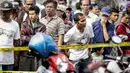 Sejumlah orang berkerumun di lokasi ledakan bom Kampung Melayu, Jakarta Timur, Kamis (25/5). Lokasi terjadinya ledakan bom dipadati warga untuk berfoto dan melihat langsung peristiwa yang menewaskan tiga polisi tersebut. (Liputan6.com/Faizal Fanani)