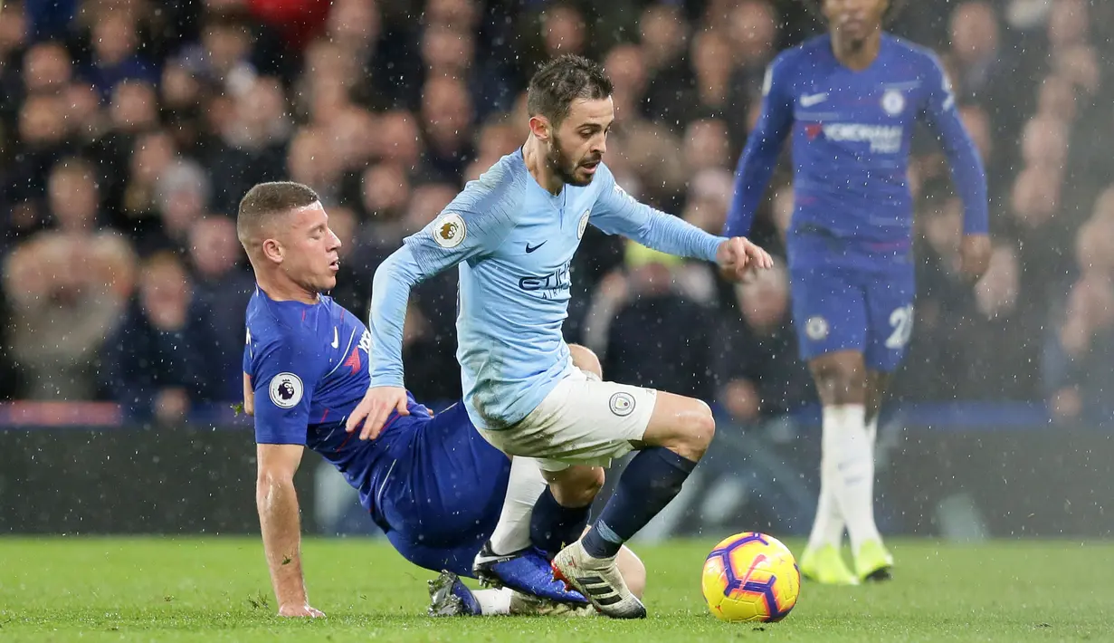 Gelandang Manchester City, Bernardo Silva berusaha membawa bola dari kawalan gelandang Chelsea, Ross Barkley selama pertandingan Liga Premier Inggris di Stamford Bridge di London (8/12). Chelsea menang 2-0 atas City. (AP Photo/Tim Ireland)