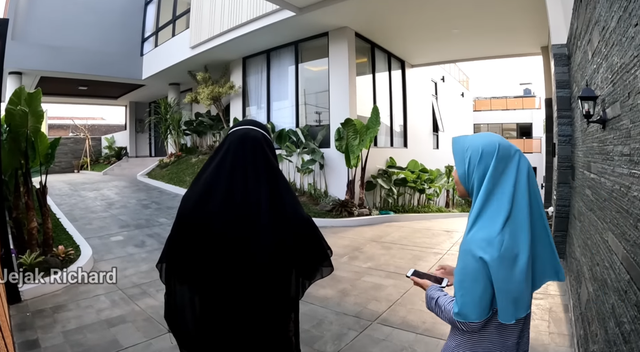 7 Potret depan rumah Denny Caknan di Ngawi yang kini jadi tempat idola COD, asri berdinding batu alam