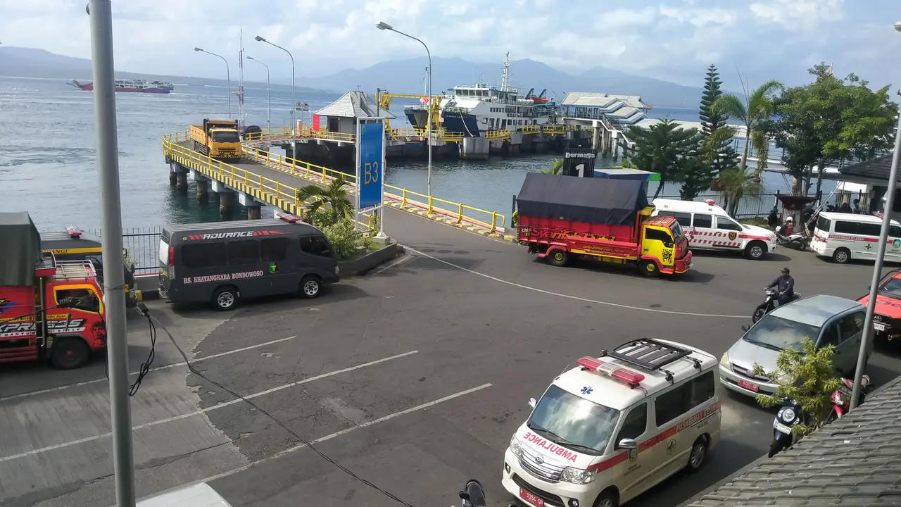 Kondisi Pelabuhan Ketapang tetap beroperasi normal, aktivitas bongkar muat kendaraan dari kapal tetap berjalan lancar (Istimewa)