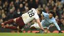 Gelandang Manchester City, Leroy Sane, berebut bola dengan bek Burnley, Kevin Long, pada laga Piala FA di Stadion Etihad, Manchester, Sabtu (6/1/2018). City menang 4-1 atas Burnley. (AFP/Oli Scarff)