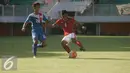 Pesepakbola Timnas U-19  Asnawi Mangkualam Bahar (kanan) dibayangi pemain Filipina U-19 Valenzuela Patrick pada International Friendly Match di Stadion Maguwoharjo, Sleman, Jumat (19/8). Indonesia menang dengan skor 3-1. (Liputan6.com/Boy Harjanto)