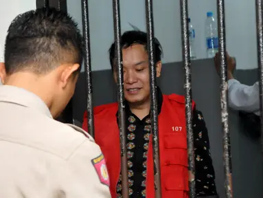 Terdakwa kasus penggelapan uang arisan, Hengki Kawilarang menjalani sidang keduanya di Pengadilan Negeri Jakarta Selatan,  Senin (29/6/2015). Sidang beragendakan eksepsi alias nota pembelaan dari pihak Hengki. (Liputan6.com/Panji Diksana)