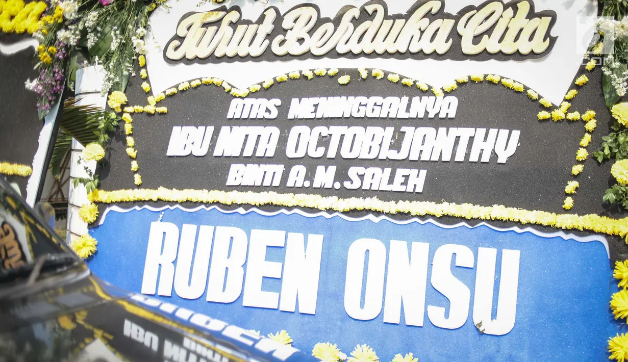 Karangan bunga dari presenter Ruben Onsu atas meninggalnya istri Indro Warkop, Nita Octobijanthy terpajang di rumah duka kawasan Pulo Mas, Jakarta, Rabu (10/10). Istri Indro Warkop meninggal akibat kanker paru-paru stadium 4. (Liputan6.com/Faizal Fanani)