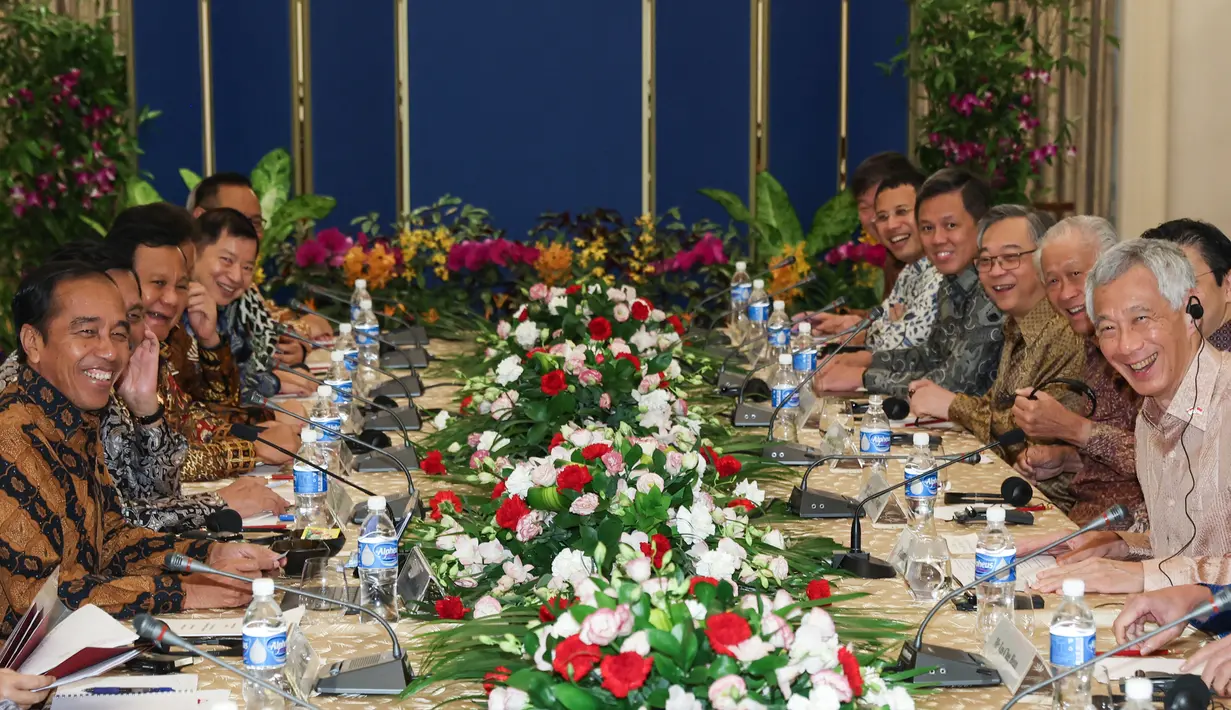 Jokowi dan Lee memperkenalkan anggota delegasi masing-masing saat pertemuan berlangsung. (EDGAR SU/POOL/AFP)