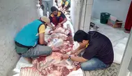 Nampak para panitia kurban masjid Jami Ar-Ridwan, Ciawitali, Tarogong Garut, tengah melakukan penyisitan kulit hewan kurban sapi (Liputan6.com/Jayadi Supriadin)