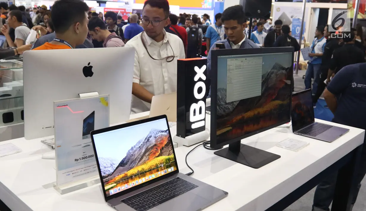 Pengunjung melihat pameran Indocomtech 2018, Jakarta, Rabu (31/10). Indocomtech 2018 diikuti 250 eksibitor, dari bidang telekomunikasi, komputer, software, games, smartphone, elektronik, dan aksesori yang ada di Indonesia. (Liputan6.com/Angga Yuniar)