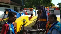 Pengelola Tol Palikanci Cirebon tengah memantau kondisi terbaru kendaraan derek yang akan ditempatkan di beberapa titik saat arus mudik. Foto (Liputan6.com / Panji Prayitno)