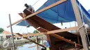 Pekerja menyelesaikan pembuatan perahu di Desa Balongan, Indramayu, Jawa Barat, Jumat (15/1/2016). Permintaan pembuatan kapal di atas 50 gross ton di Kabupaten Indramayu meningkat sejak 2015. (Liputan6.com/Helmi Afandi)