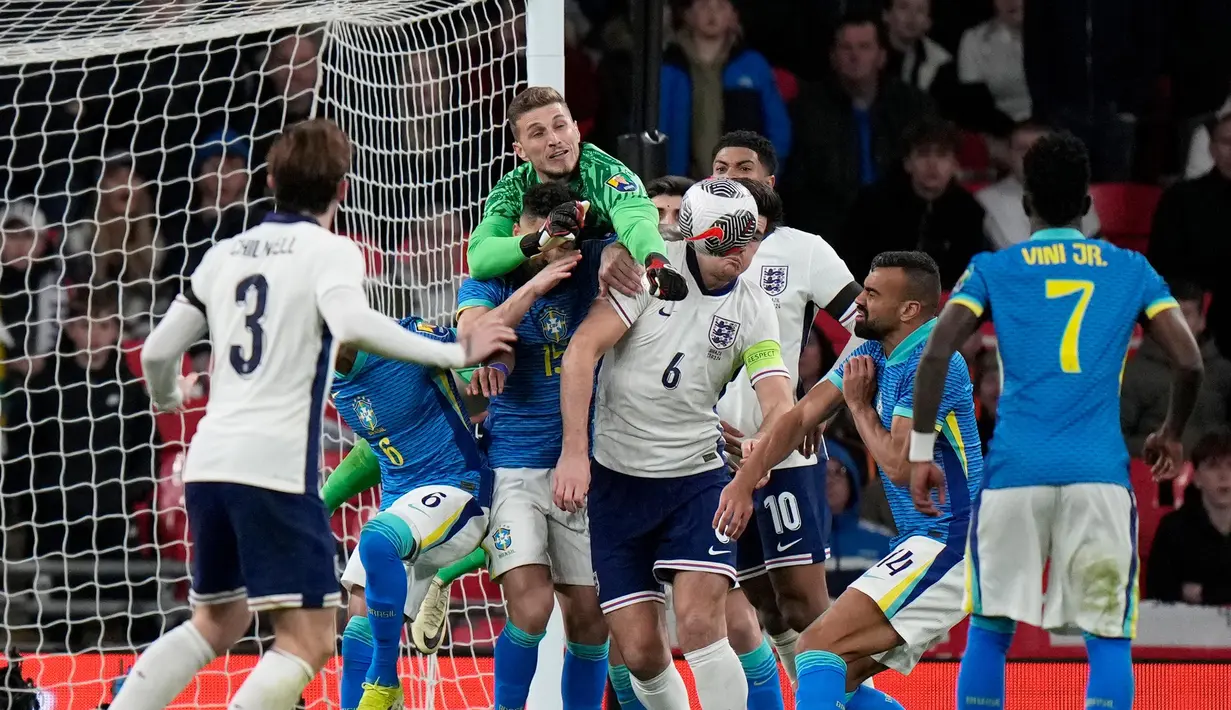 Di babak pertama, kedua tim sama-sama memiliki peluang emas mencetak gol. (AP Photo/Alastair Grant)