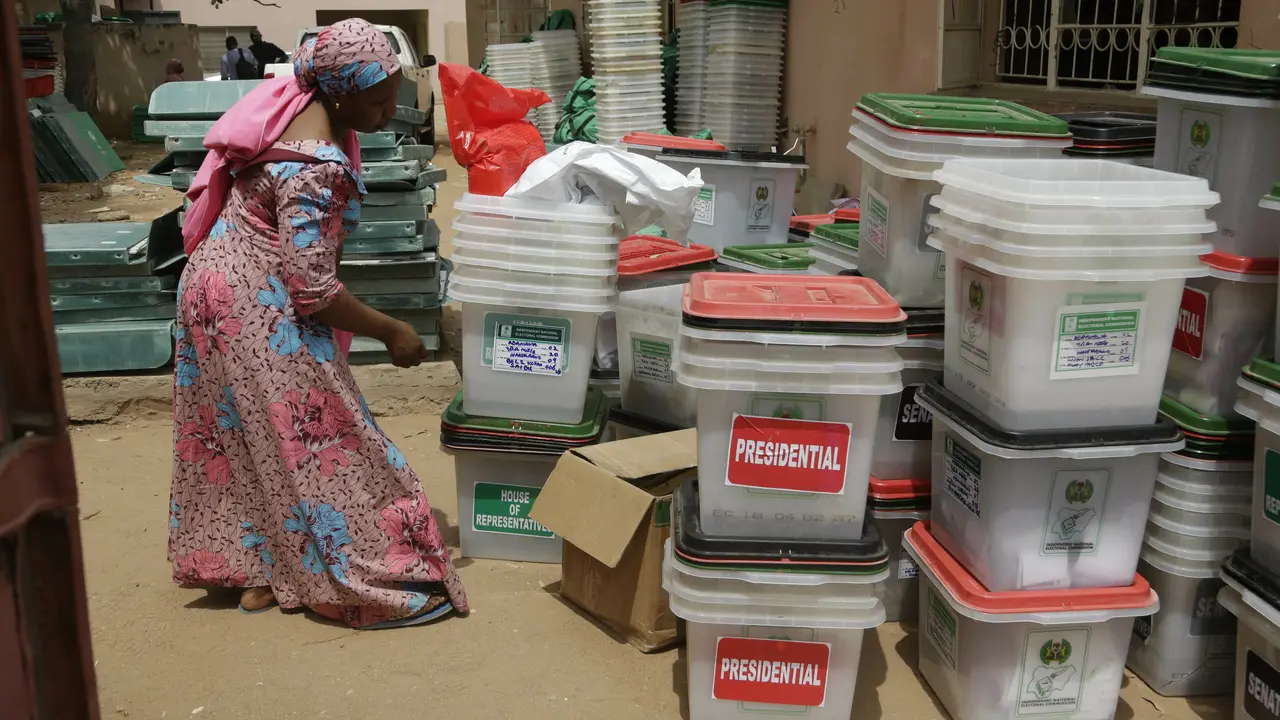 Seorang petugas TPU Nigeria memantau kotak suara (AP/Sunday Alamba)