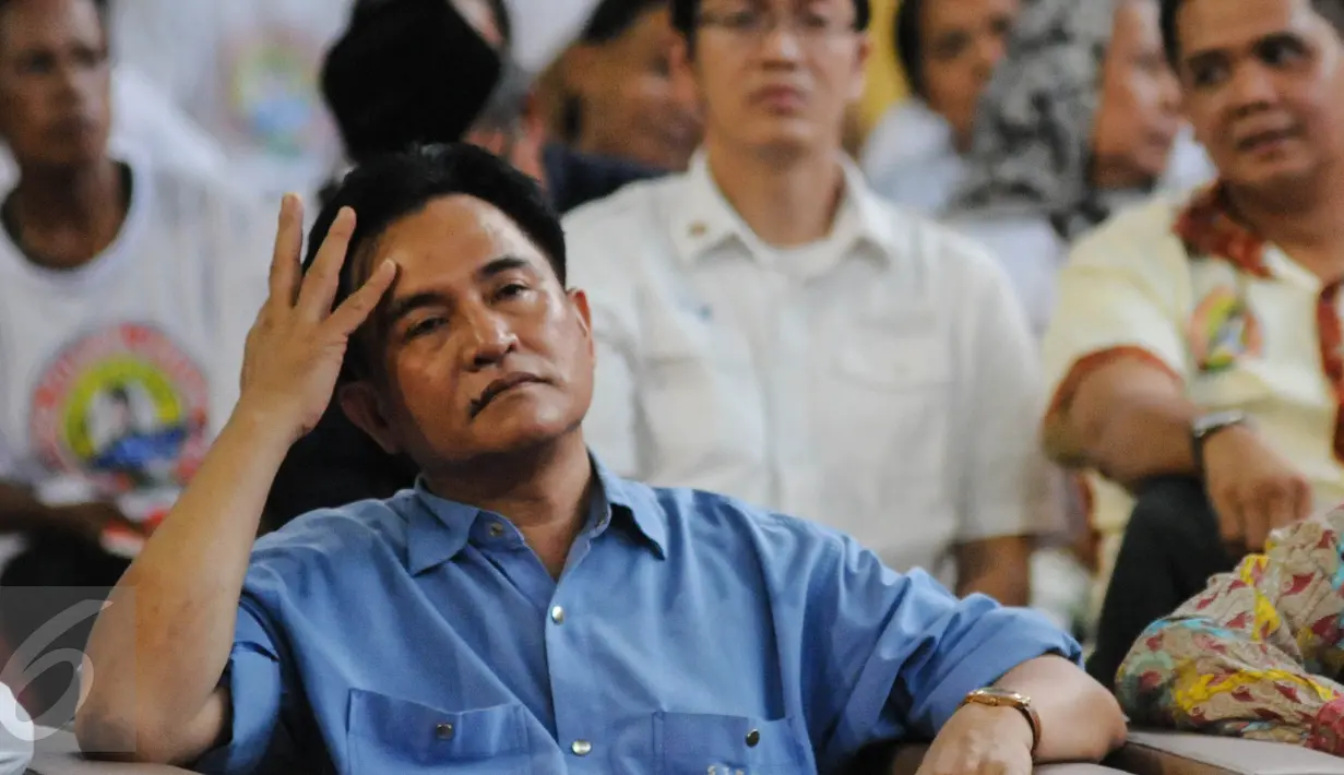 Yusril Ihza Mahendra menghadiri deklarasi dukungan yang dilakukan relawan Duta Yusril di Cempaka Putih, Jakarta, Minggu (11/9). Deklarasi itu mendukung pasangan Yusri dan Saefullah untuk maju pada Pilgub DKI Jakarta 2017. (Liputan6.com/Faizal Fanani)