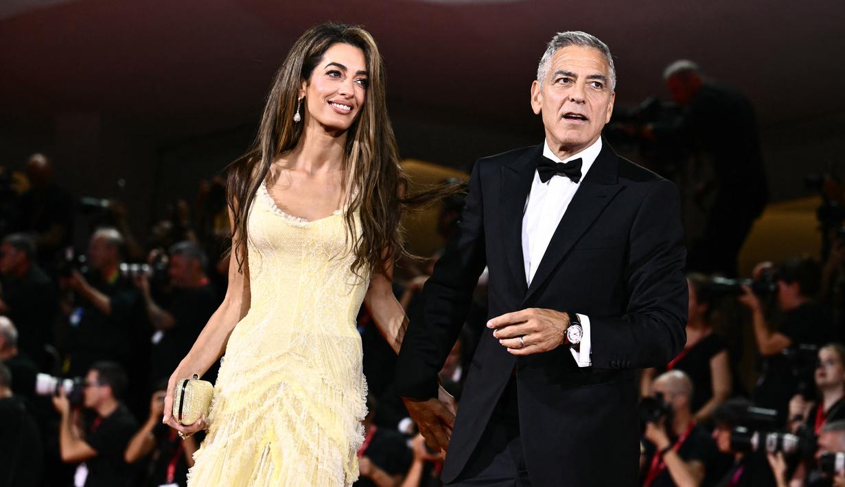 Amal membawa sebuah tas tangan kecil dari kulit kerang di satu tangan. (Marco BERTORELLO / AFP)