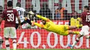 Proses terjadinya gol yang dicetak striker Lecce, Khouma Babacar, ke gawang AC Milan pada laga Serie A Italia di Stadion San Siro, Milan, Minggu (20/10). Kedua klub bermain imbang 2-2. (AFP/Miguel Medina)