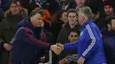 Pelatih Manchester United,  Louis van Gaal (kiri) menjabat tangan Pellatih Chelsea, Guus Hiddink usai laga lanjutan Liga Premier Inggris di Stadion Stamford Bridge,London,Senin (8/2/2016) dini hari WIB. (AFP/Ian Kington)