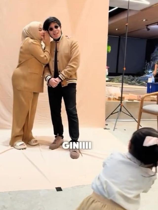 Potret Ameena saat jadi pengarah gaya pemotretan Aurel dan Atta Halilintar (Sumber: Instagram/@attahalilintar)