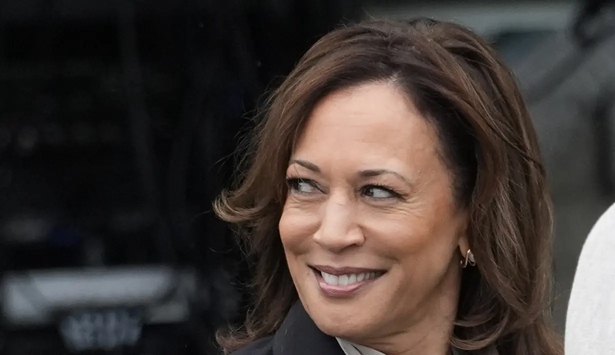 Ini penampilan pertama Kamala Harris di depan publik sejak Joe Biden secara tiba-tiba membatalkan pencalonan dirinya sebagai calon presiden dan mendukung Harris sebagai penggantinya. (AP Photo/Alex Brandon)