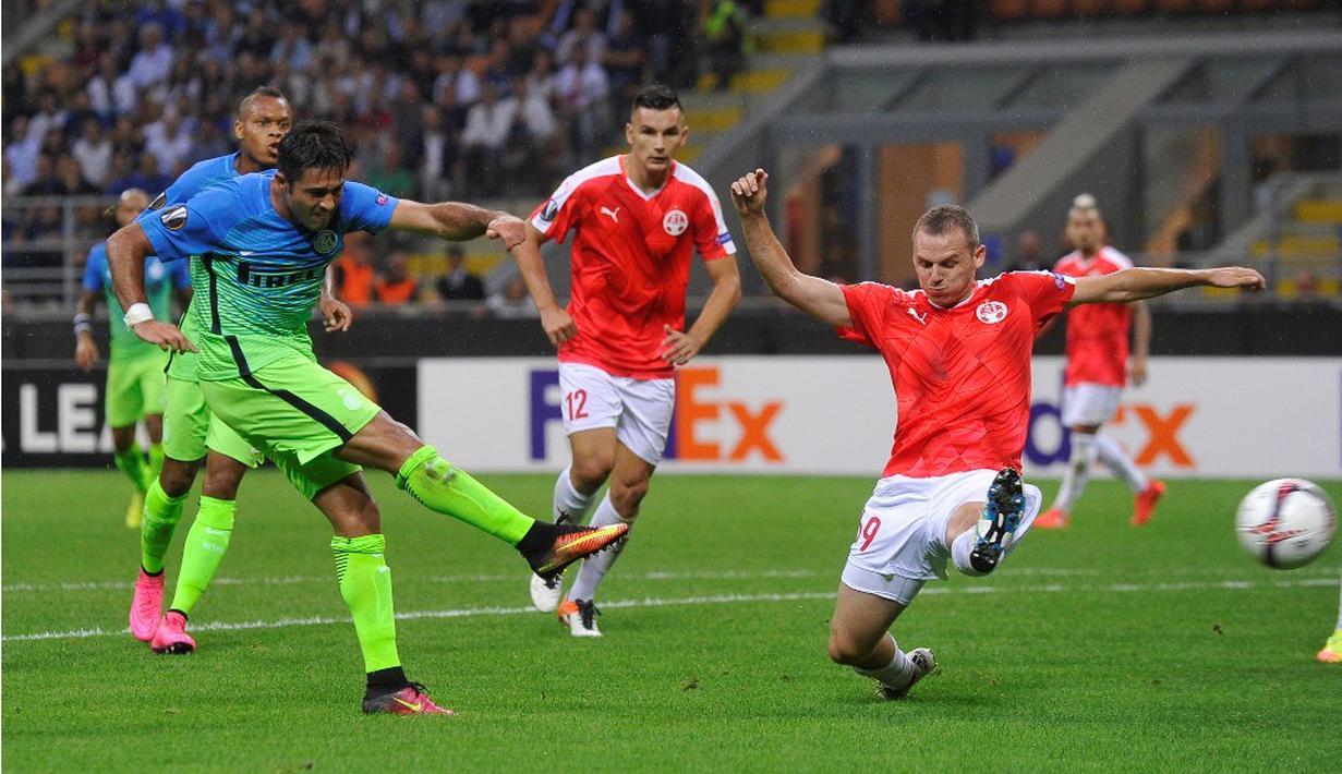 Pemain Inter Milan, Eder, melakukan tembakan ke arah gawang Hapoel Beer-Sheva pada laga Grup K Liga Europa di Giuseppe Meazza, Milan, Jumat (16/9/2016) dini hari WIB. (Reuters/Giorgio Perottino)