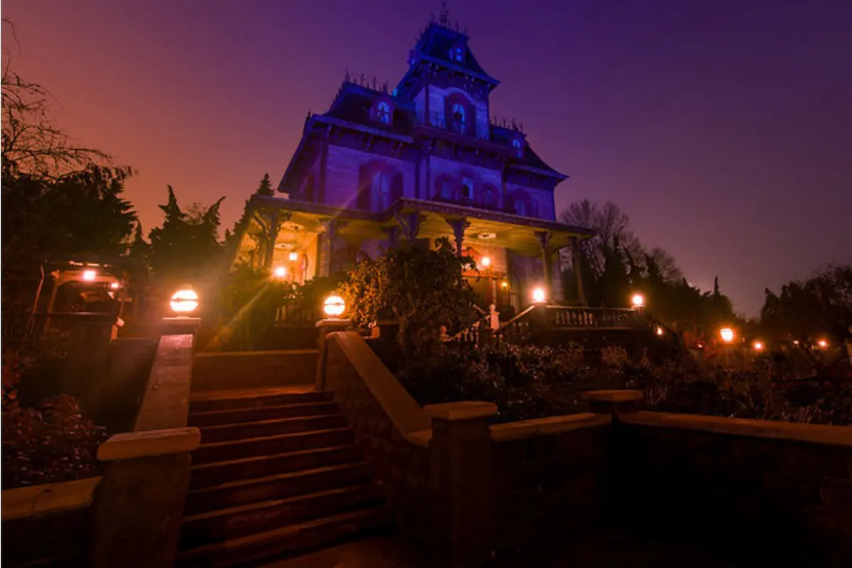 Seorang Karyawan Disney Meninggal di Rumah Hantu