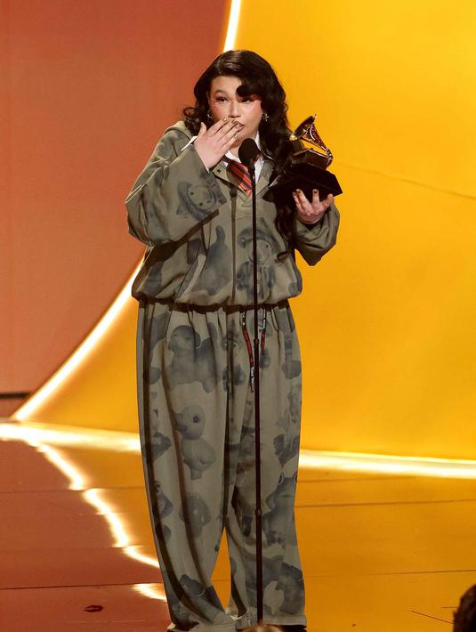 Selain menembus kategori Penyanyi Pop Terbaik, Lola Young juga dinominasikan untuk Pendatang Baru Terbaik bersama Olivia Dean, Katseye, The Marías, Addison Rae, Sombr, Leon Thomas, dan Alex Warren. Tampak dalam foto, penyanyi sekaligus penulis lagu asal Inggris, Lola Young menerima penghargaan Penyanyi Pop Terbaik di atas panggung Penghargaan GRAMMY ke-68 di Crypto.com Arena, Los Angeles, California, pada 1 Februari 2026. (Frazer Harrison/GETTY IMAGES NORTH AMERICA/Getty Images via AFP)