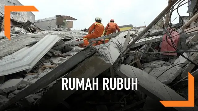 Sebuah Rumah di kawasan Tanah Tinggi Johar Baru Jakarta Pusat Rubuh. BPBD Jakarta Pusat berhasil mengevakuasi 9 orang korban. Diperkirakan masih ada 5 korban lagi yang tertimbun di dalam bangunan.