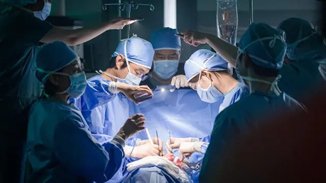 Momen menegangkan di serial drama Korea Dr. Romantic 3. (Foto: Disney+ Hotstar Indonesia)