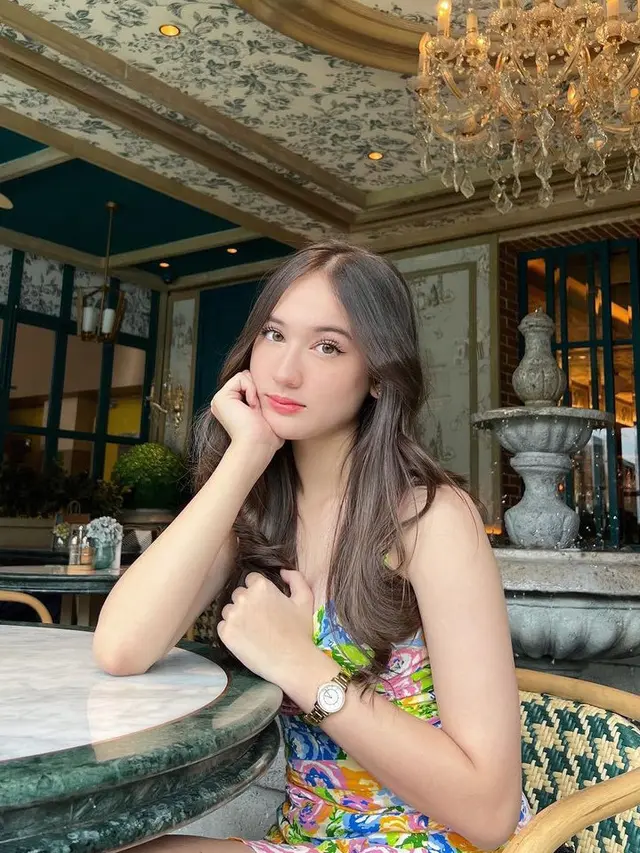 Gaya Laura Moane Kenakan Mini Dress, aktris yang dikabarkan dekat dengan Al Ghazali. [@its_lauramoane2]