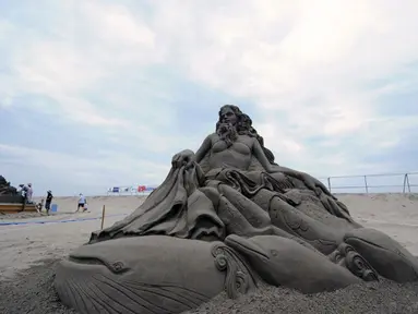 Sebuah patung pasir buatan seniman Jepang, Toshihiko Hosaka, ditampilkan di pantai Yasashigaura, Asahi, Chiba, (13/7/2014). (AFP PHOTO/Toshifumi Kitamura)