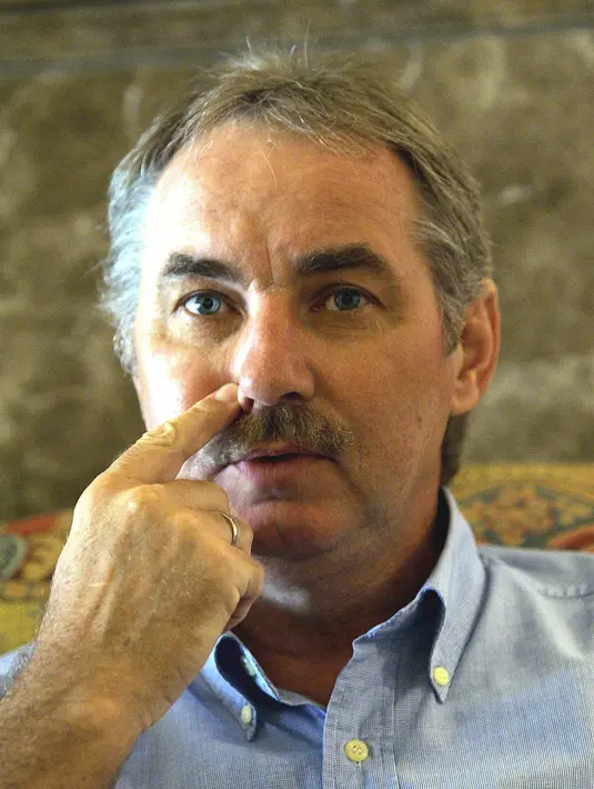 Pelatih Timnas Vietnam Alfred Riedl memberi isyarat saat wawancara dengan AFP di Hanoi, Vietnam, 12 Mei 2005. Kabar wafatnya Alfred Riedl dikonfirmasi mantan asisten pelatih Timnas, Wolfgang Pikal. (AFP PHOTO/HOANG DINH NAM)