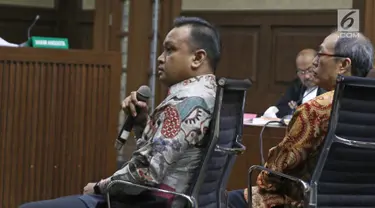 Terdakwa kasus korupsi E-KTP Irvanto Hendra Pambudi Cahyo dan Made Oka Masagung menjalani sidang lanjutan di Pengadilan Tipikor, Jakarta, Selasa (23/10). Sidang beragendakan pemeriksaan terdakwa. (Liputan6.com/Herman Zakharia)