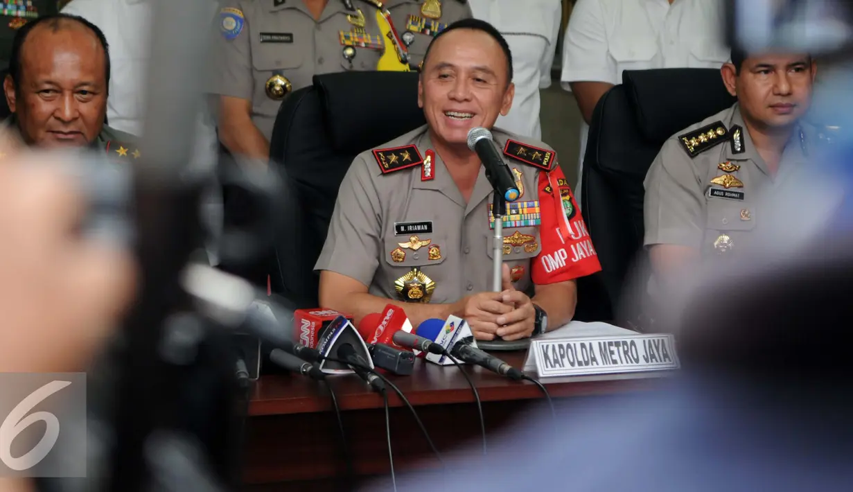 Kapolda Metro Jaya, Irjen Pol Mochammad Iriawan saat menggelar konferensi pers terkait penangkapan Kivlan Zein, Jakarta, Selasa (6/12). Iriawan memastikan penangkapan Kivlan Zein, sudah sesuai prosedur hukum. (Liputan6.com/Gempur M Surya)