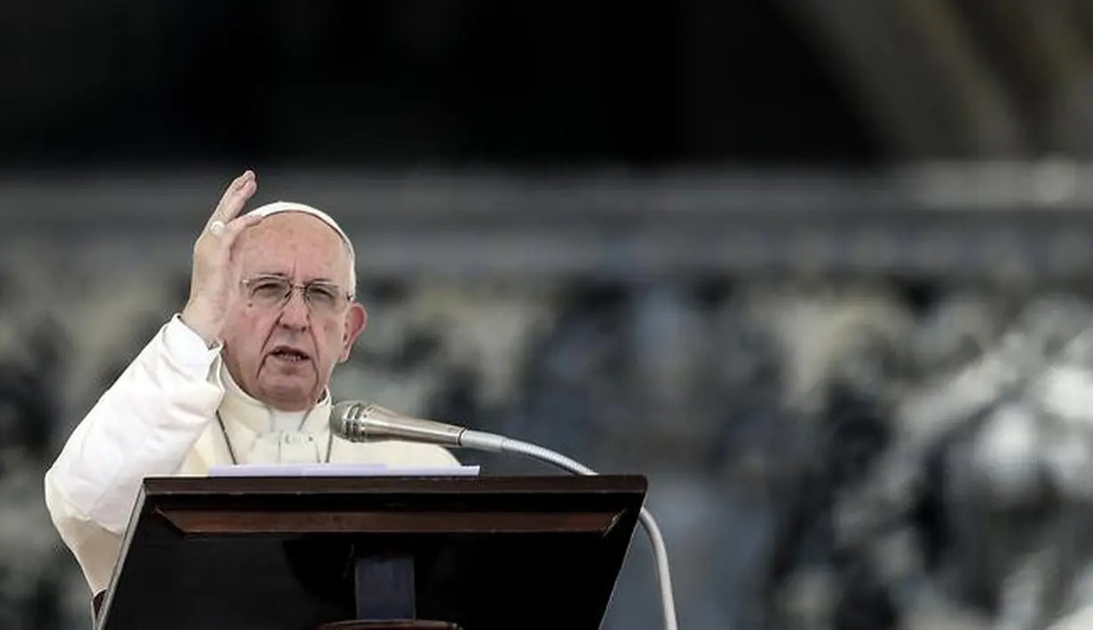 Paus Fransiskus menyampaikan berkatnya selama doa Angelus Hari Minggu setelah misa di alun-alun Santo Petrus, Vatikan Minggu (12/8). Jubah Paus berkali-kali diterbangkan angin saat berbicara di hadapan publik. (AFP PHOTO / FILIPPO MONTEFORTE)