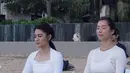 Sebagai ibu, Jennifer Bachdim dan Dian Sastro sama-sama menyukai olahraga. Baru-baru ini, keduanya terlihat akrab saat ikuti yoga bareng di pinggir pantai [@jenniferbachdim]