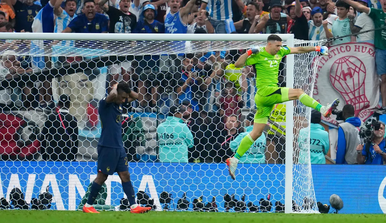 Kiper Argentina Emiliano Martinez melakukan selebrasi usai memblokir tendangan pemain Prancis Kingsley Coman dalam adu penalti pada pertandingan sepak bola final Piala Dunia 2022 di Stadion Lusail, Lusail, Qatar, 18 Desember 2022. Bermain imbang 3-3 selama 120 menit, Prancis akhirnya tumbang 2-4 dari Argentina dalam drama adu penalti. (AP Photo/Natacha Pisarenko)