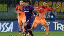 Pemain AS Roma, Daniele De Rossi (kanan), berebut bola dengan pemain Fiorentina, Nikola Kalinic, pada lanjutan Serie A di Artemio Franchi, Firenze, Senin (19/9/2016) dini hari WIB. (AFP/Andreas Solaro)