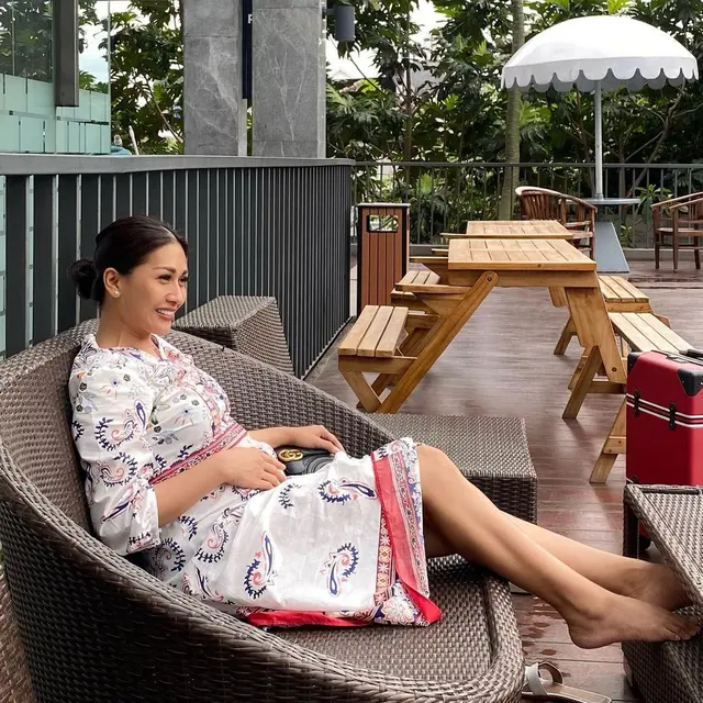 6 Potret Tata Janeeta Pamer Baby Bump, Penampilannya Curi Perhatian