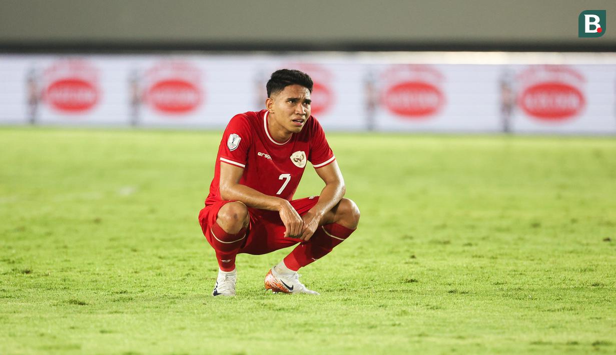 <p>Ekspresi kecewa pemain Timnas Indonesia, Marselino Ferdinan setelah gagal mencetak gol ke gawang Filipina pada laga Grup B Piala AFF 2024 yang berlangsung di Stadion Manahan, Solo, Jawa Tengah, Sabtu (21/12/2024). (Bola.com/Abdul Aziz)</p>