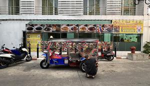 Restoran Padang Nusantara di Bangkok, Thailand. Restoran ini menyediakan makanan-makanan khas Padang Indonesia. (Bola.com/Bagaskara Lazuardi)