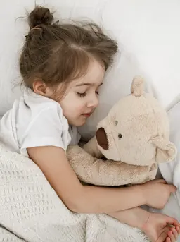 Peran pillow talk sebagai momen sederhana namun bermakna untuk membantu anak mengenali dan mengelola emosinya dengan lebih baik. (Foto: pvproductions/Freepik)