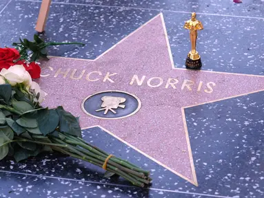 Sebuah replika piala Oscar diletakkan di bintang Hollywood Walk of Fame aktor Chuck Norris, di Los Angeles, Amerika Serikat, Jumat 20 Maret 2026. Bintang laga legendaris, Chuck Norris, meninggal dunia pada Kamis 19 Maret 2026. (AP Photo/Chris Pizzello)