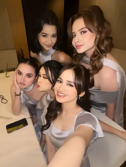 Bintang Mermaid In Love seperti Syifa Hadju, Rebecca Klopper, Elina Joerg, Jovita Karen, hingga Adzwa Aurel hadir sebagai bridesmaid mengenakan silver dress. [@syifahadju]