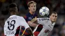 Gelandang Barcelona, Ivan Rakitic berebut bola dengan bek Leverkusen, Kyriakos Papadopoulos pada laga Liga Champions di Stadion Camp Nou, Spanyol, Rabu (30/9/2015). (AFP Photo/Josep Lago)