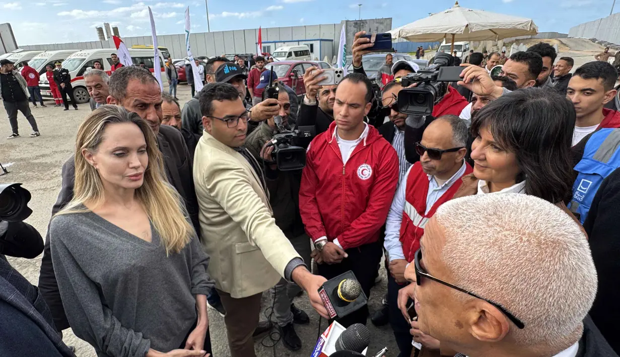 Angelina Jolie menegaskan bahwa gencatan senjata harus dipertahankan dan akses bantuan harus diperluas secara aman dan mendesak, terutama barang keperluan untuk menghadapi musim dingin dan peralatan medis penting harus segera dikirim. Tampak dalam foto, aktris Amerika Serikat (AS), Angelina Jolie (kiri) berbicara kepada wartawan di perbatasan Rafah Mesir, pada Jumat 2 Januari 2026. (Foto oleh AFP)