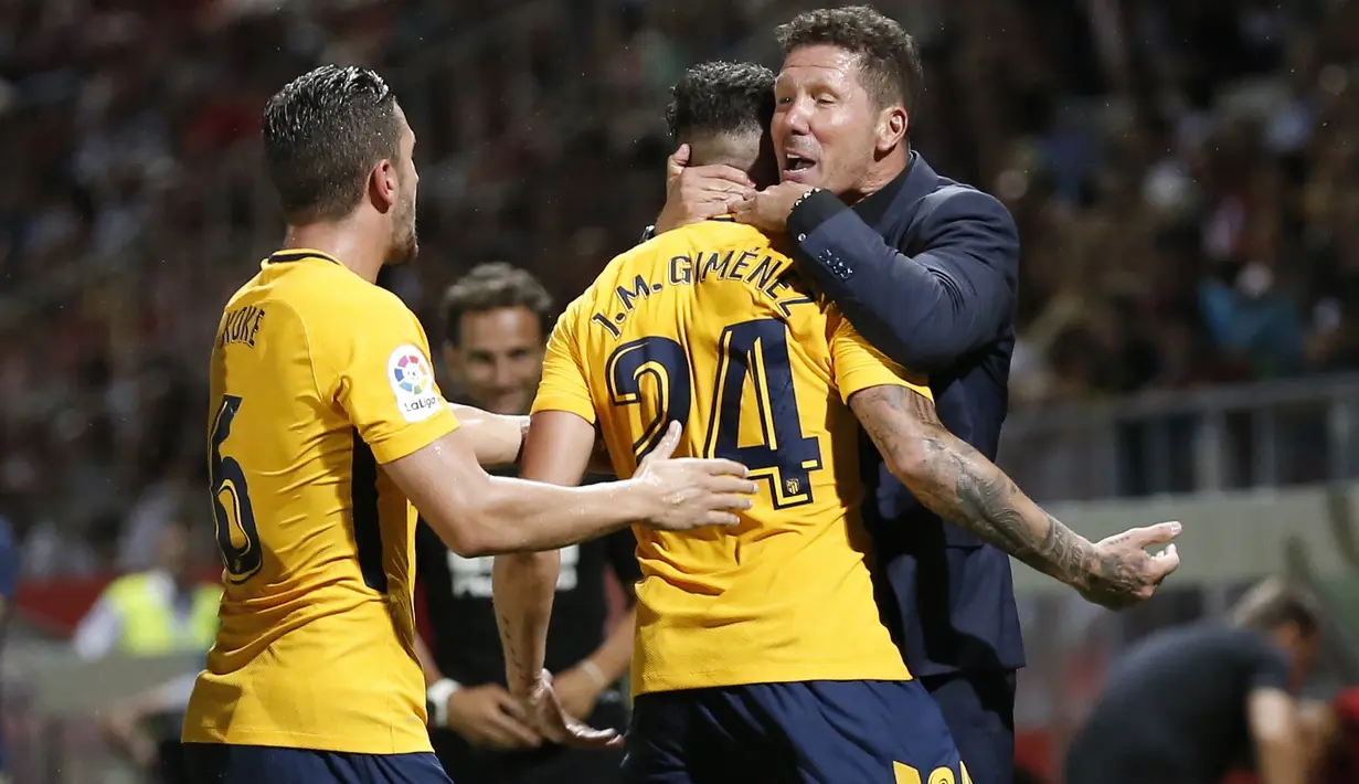 Jose Gimenez merayakan gol bersama pelatih Diego Smeone saat melawan Girona pada La Liga Spanyol di Montilivi stadium, Girona (19/8/2017). Atletico bermain imbang 2-2. (AFP/Pau Barrena)