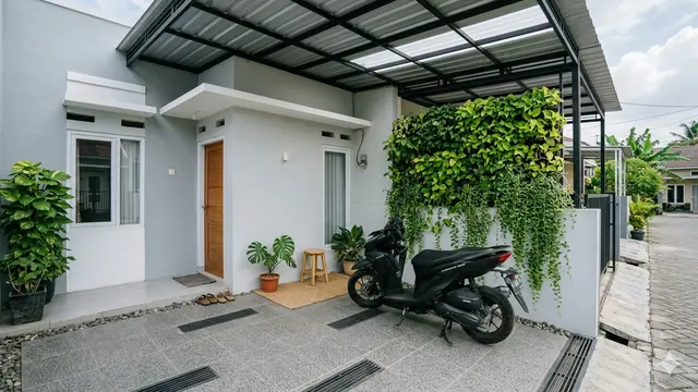 Inspirasi Teras Rumah Jadi Garasi Motor Estetik Tanpa Tambah Lahan
