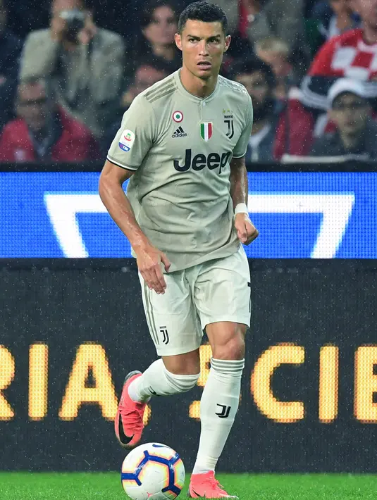 Penyerang Juventus, Cristiano Ronaldo mengiring bola saat bertanding melawan Udinese pada lanjutan Liga Serie A Italia di Stadion Dacia Arena (6/10). Juventus menang 2-0 atas Udinese. (AFP Photo/Miguel Medina)