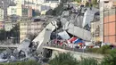 Tim penyelamat dikerahkan ke lokasi ambruknya jembatan jalan raya Morandi di Genoa, Italia, Selasa (14/8). Jembatan layang Morandi yang menghubungkan Italia dengan Prancis runtuh tak lama setelah badai menerjang kota itu. (Luca Zennaro/ANSA via AP)