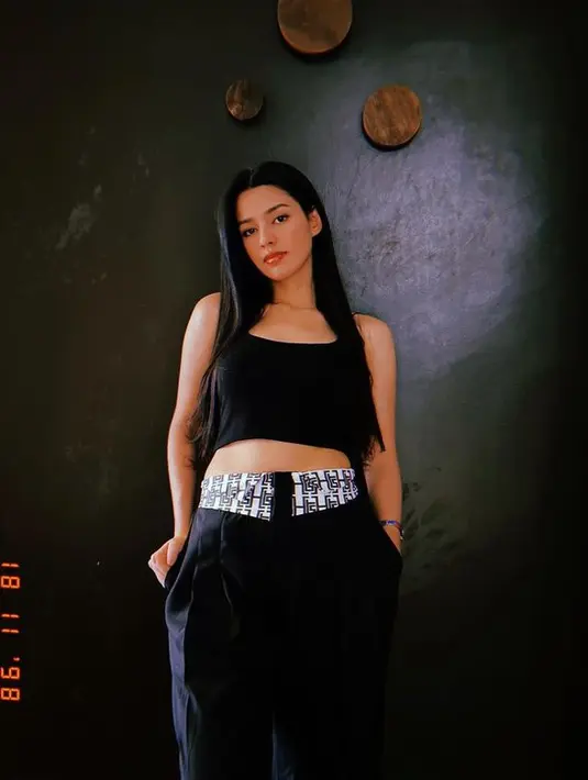 <p>Susan kerap membuat iri publik lantaran perutnya yang rata. [Foto: instagram.com/susansameeh]</p>